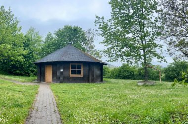 Blick auf die Grillhütte in Mehring