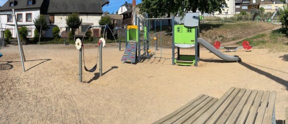 Bild zeigt Ausschnitt vom Spielplatz mit Spielgeräten