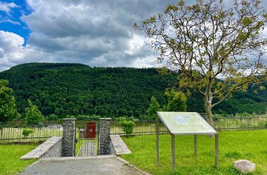 Bild zeigt den Eingangsbereich zum Jüdischen Friedhof