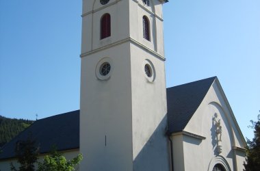 Bild zeigt Blick von der Seite aus auf die Kirche St. Medardus in Mehring